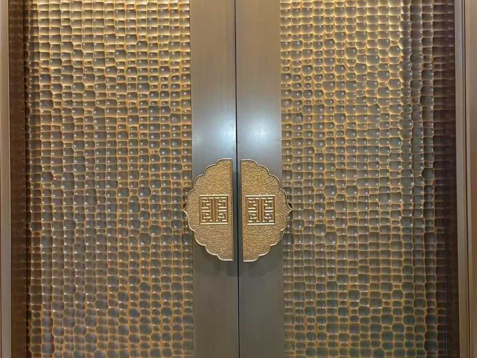 Quality inspection with a checklist and a finished door